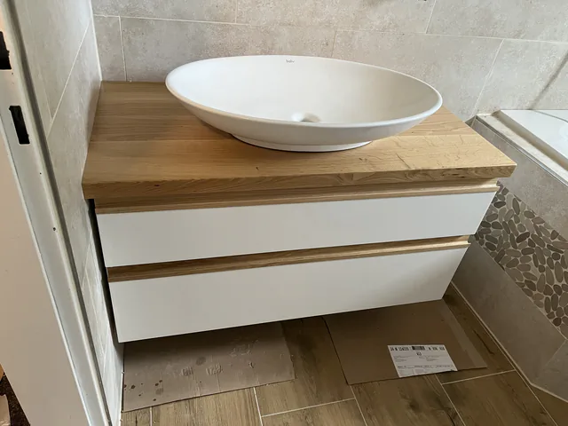 Weißer Waschtischunterbau mit Eichenplatte und ovalem Aufsatzbecken