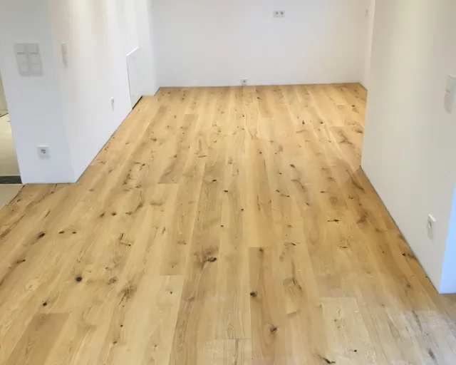 Frisch verlegter Eichenboden in einem renovierten Zimmer