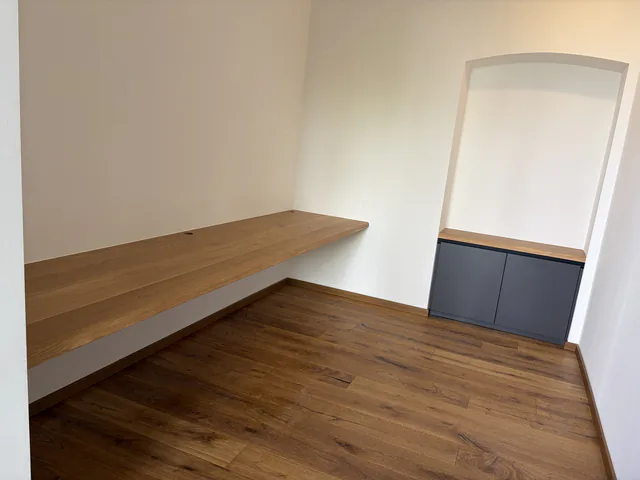 Schwebende Schreibtischplatte aus Eiche entlang der Wand in einem Altbauzimmer