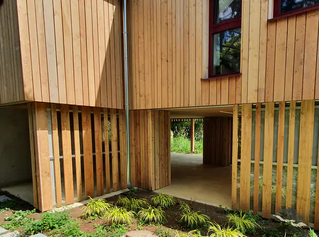 Holzfassade mit senkrechter Lattung an einem Wohnhaus