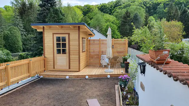 Gartenhaus aus Holz mit vorgelagerter Terrasse