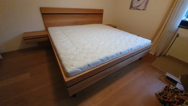 Bett aus Eiche mit Kopfteil und schwebenden Nachtkästchen