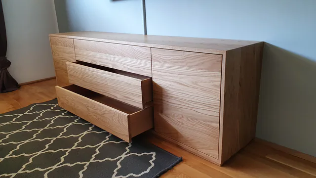 Sideboard aus Eiche im Wohnzimmer mit ausgezogenen Laden