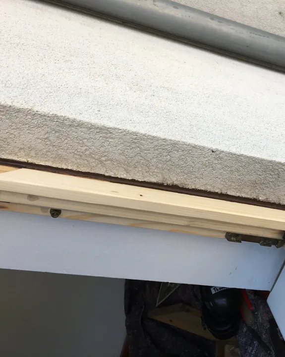 Dieselbe Türzarge nach der Instandsetzung, ein neu eingepasstes helles Holzstück ersetzt den schadhaften oberen Zargenteil