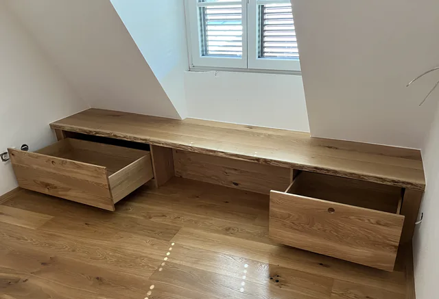Dasselbe Sideboard mit zwei ausgezogenen Laden