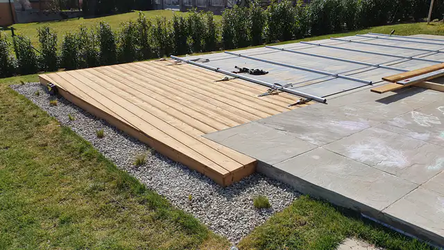 Frisch verlegte Terrassenfläche im Garten neben vorhandenen Steinplatten