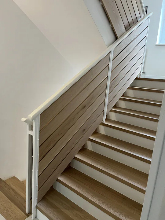 Eichentreppe mit einem Geländer aus waagrechten Latten