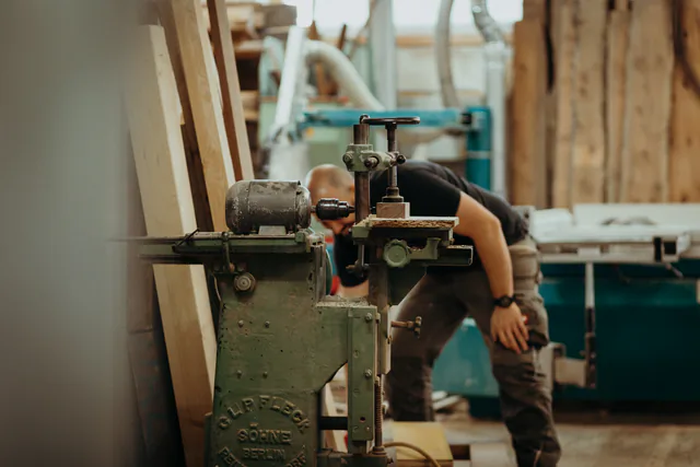 Blick in die Werkstatt in Kierling, im Vordergrund eine alte Standmaschine