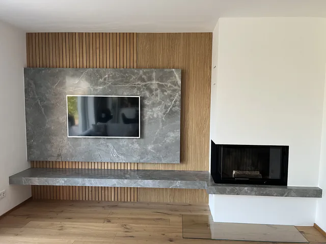 TV-Wand mit Marmorplatte, Eichenlamellen und integriertem Kamin